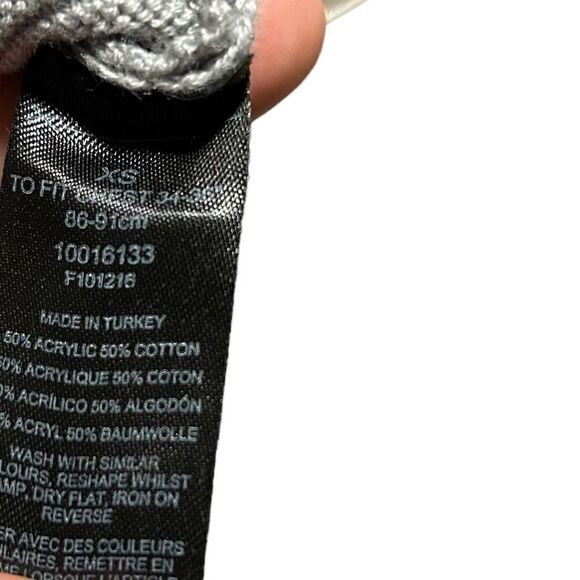 ASOS DESIGN muscle fit lightweight cable Crewneck Sweater in gray - Picture 9 of 10